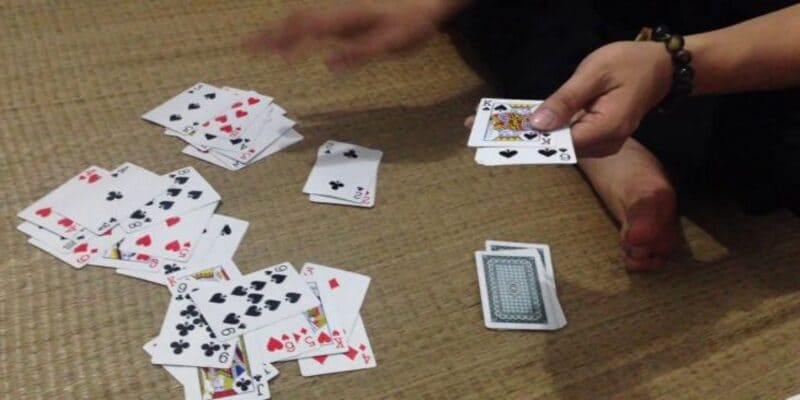 Đầu tiên là người chơi sẽ được chia 10 quân bài để tham gia